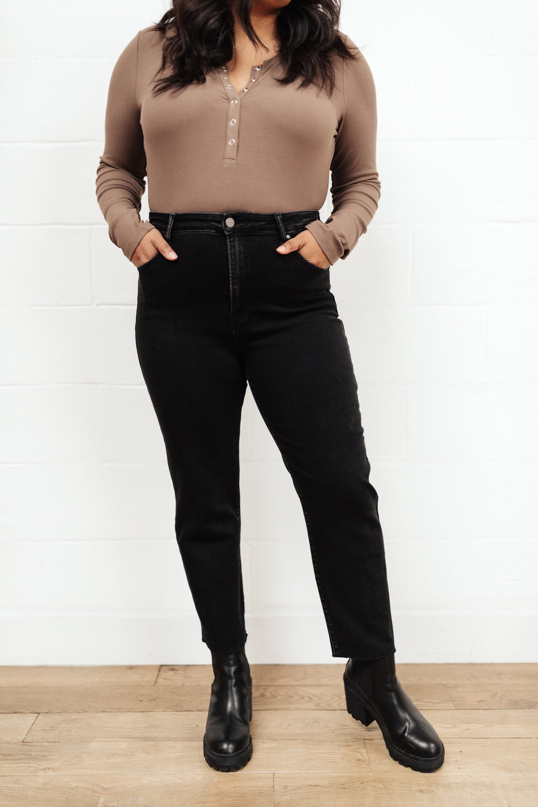 Manchester High Rise Mom Jeans In Black
